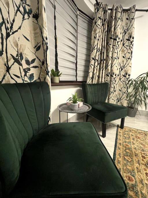 Charming And Cosy London Home, Garden, Parking & Family Fun 米切姆 外观 照片