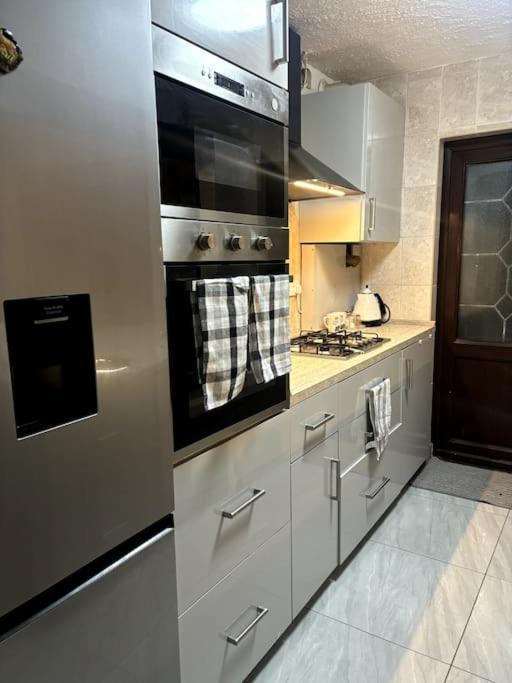 Charming And Cosy London Home, Garden, Parking & Family Fun 米切姆 外观 照片