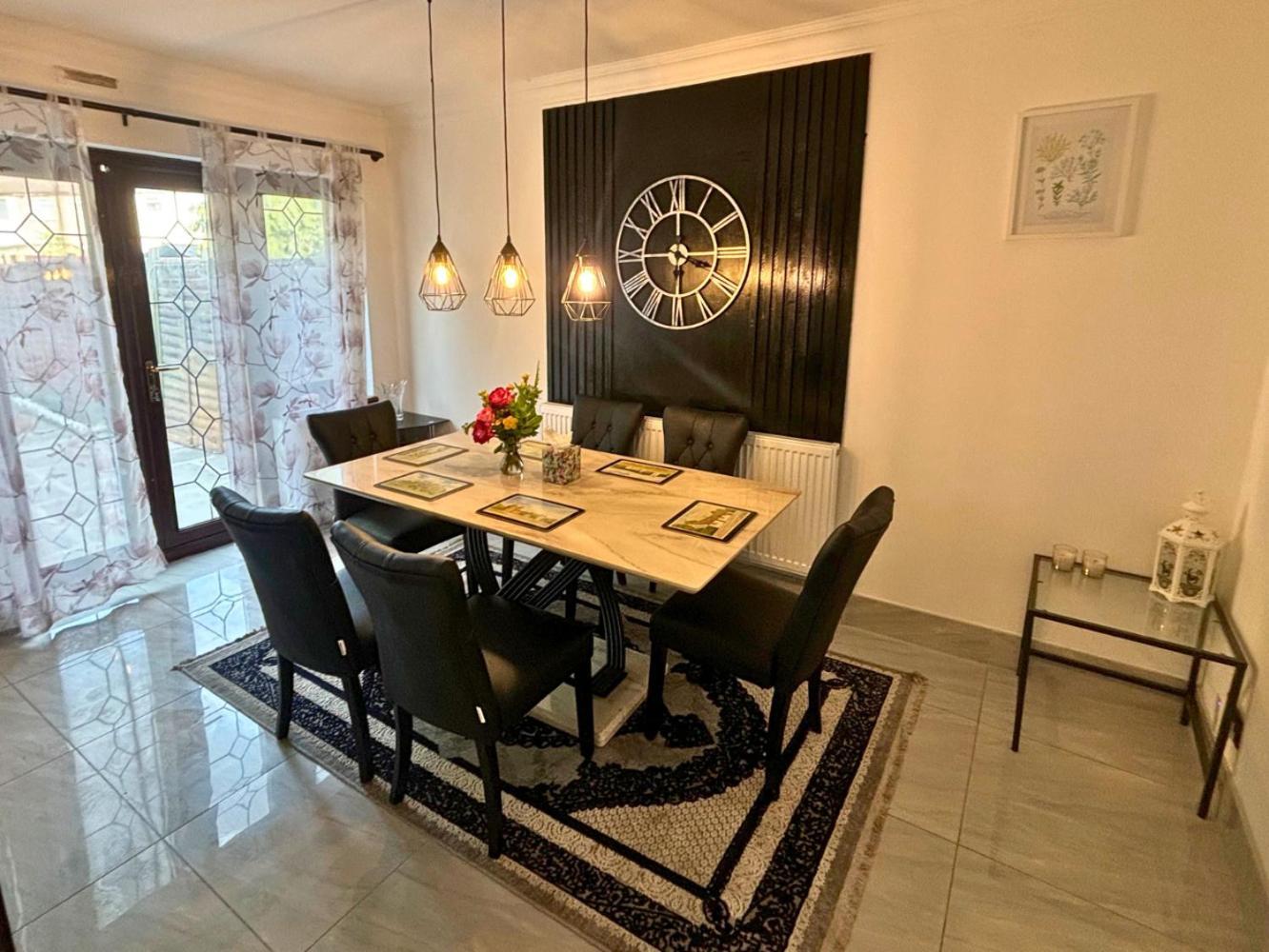 Charming And Cosy London Home, Garden, Parking & Family Fun 米切姆 外观 照片