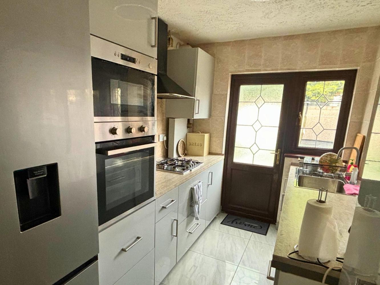Charming And Cosy London Home, Garden, Parking & Family Fun 米切姆 外观 照片