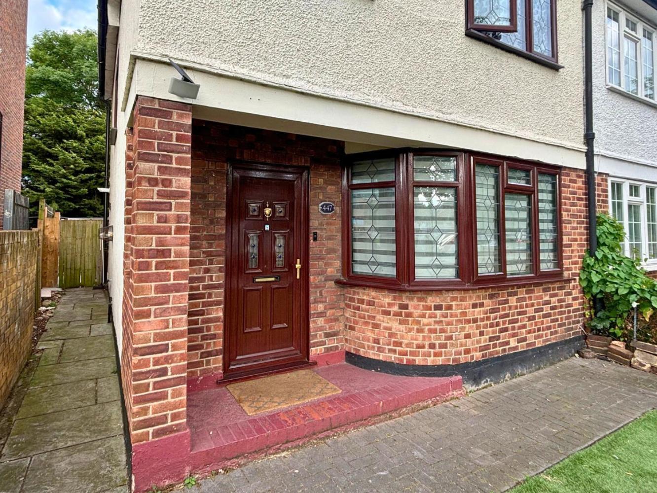 Charming And Cosy London Home, Garden, Parking & Family Fun 米切姆 外观 照片