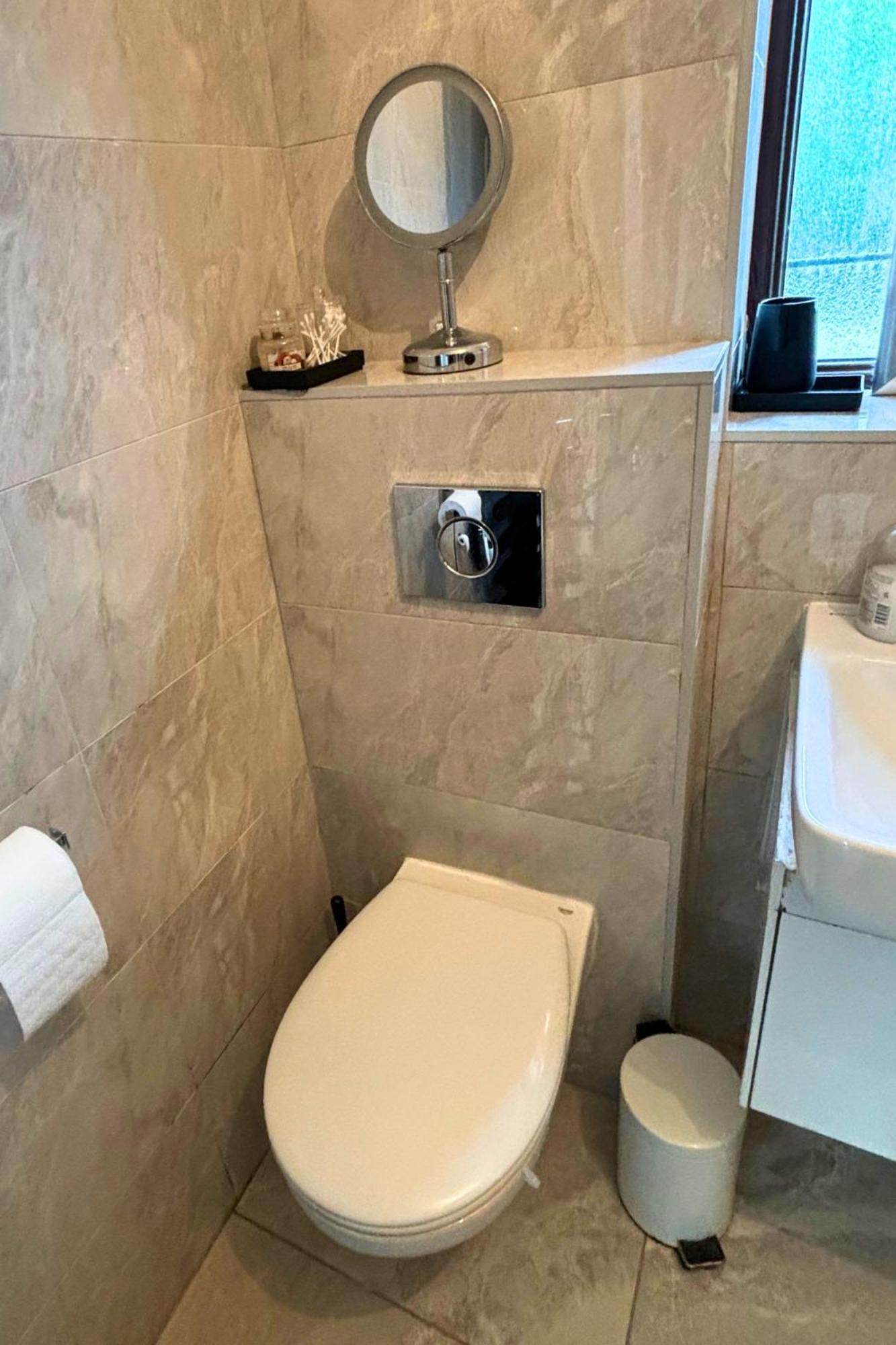 Charming And Cosy London Home, Garden, Parking & Family Fun 米切姆 外观 照片