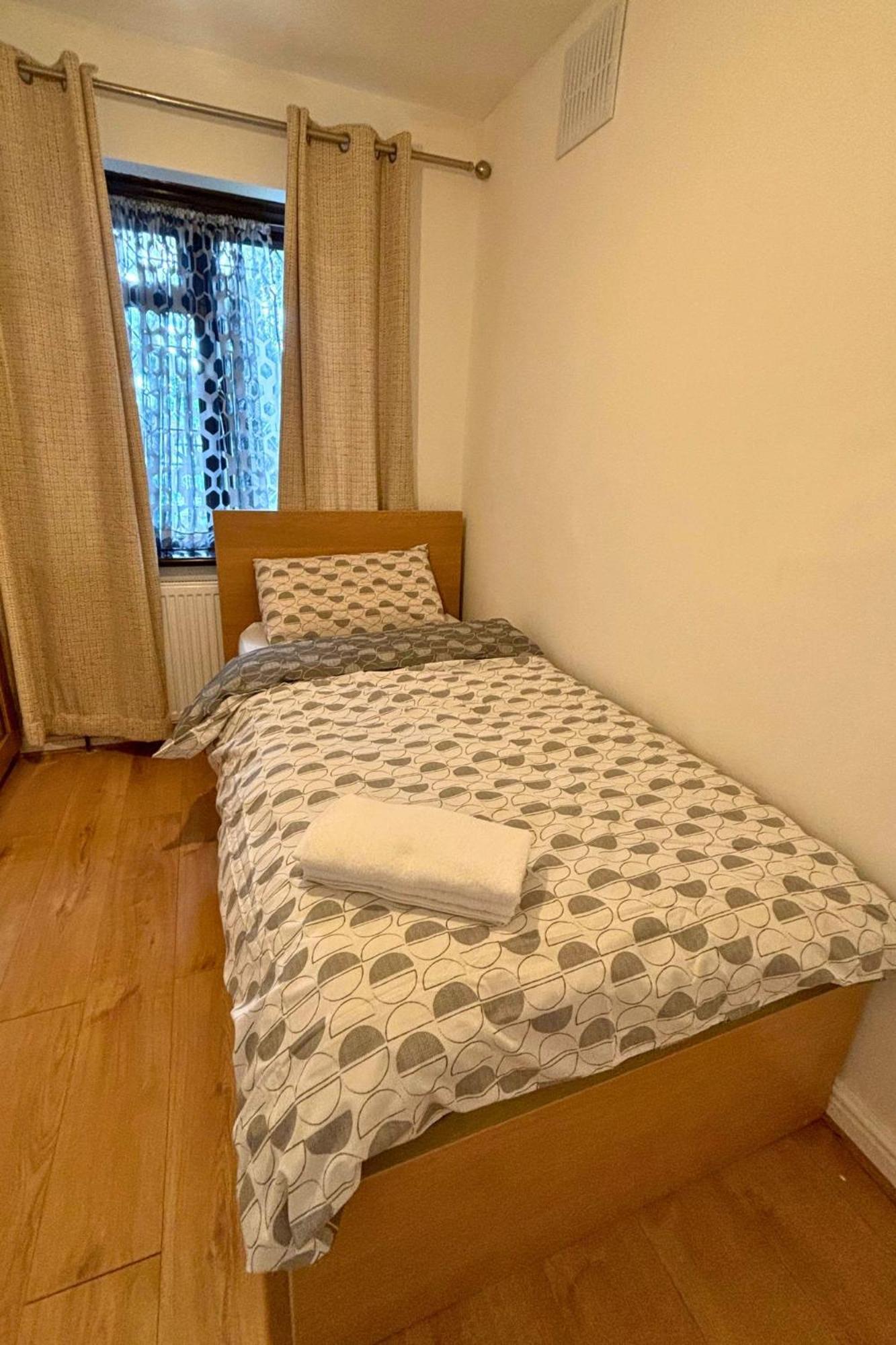 Charming And Cosy London Home, Garden, Parking & Family Fun 米切姆 外观 照片