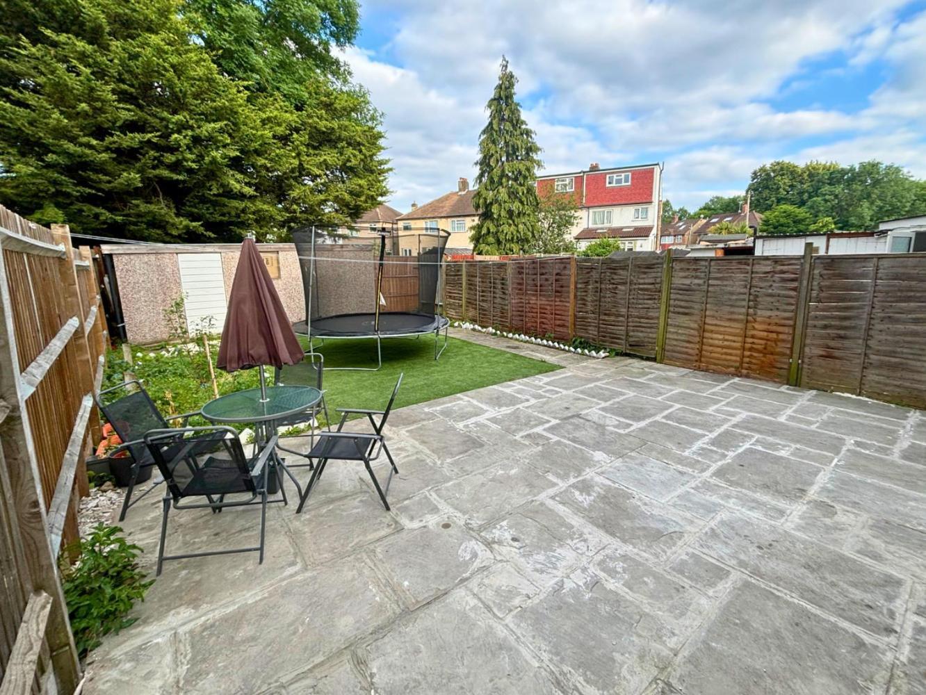Charming And Cosy London Home, Garden, Parking & Family Fun 米切姆 外观 照片